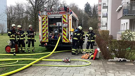 Weil das Feuer einen Sicherungskasten besch&auml;digte, sind mehrere Wohnungen erst einmal ohne Strom.