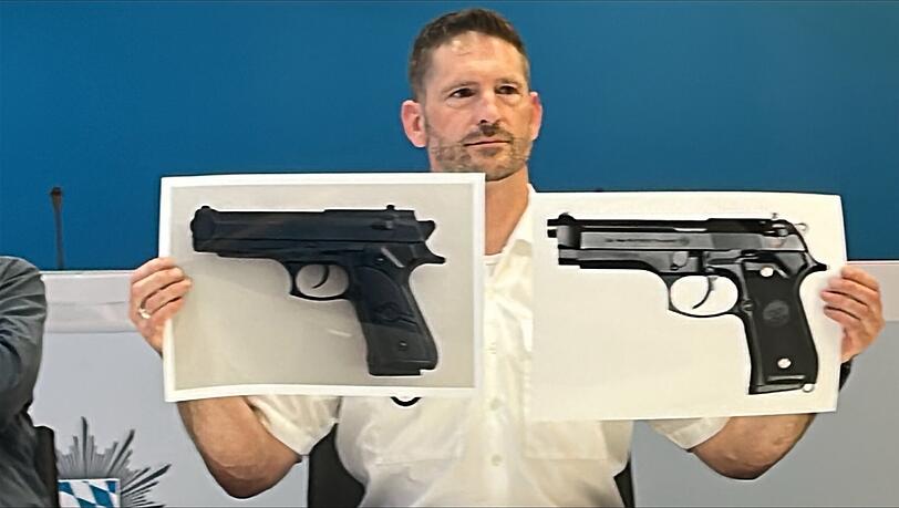 Die Softairpistole, die zum Einsatz kam, im Vergleich zu einer &auml;hnlichen, scharfen Waffe, einer Beretta 92.