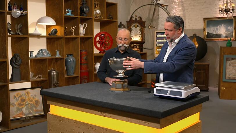 "Das ist aber mal sehr schön!", begeisterte sich Horst Lichter (lichts) für einen Pokal, der am Dienstag bei "Bares für Rares" angeboten wurde. "Das ist aber mal sehr schön!", begeisterte sich Horst Lichter (lichts) für einen Pokal, der am Dienstag bei "Bares für Rares" angeboten wurde.