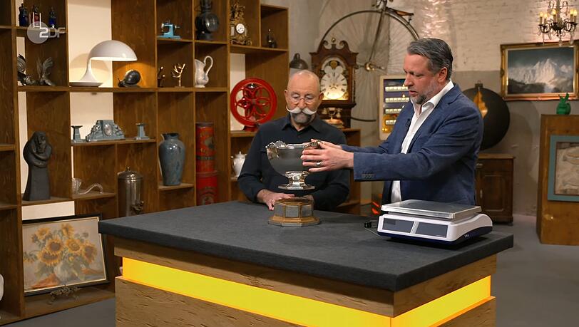 "Das ist aber mal sehr sch&ouml;n!", begeisterte sich Horst Lichter (lichts) f&uuml;r einen Pokal, der am Dienstag bei "Bares f&uuml;r Rares" angeboten wurde.