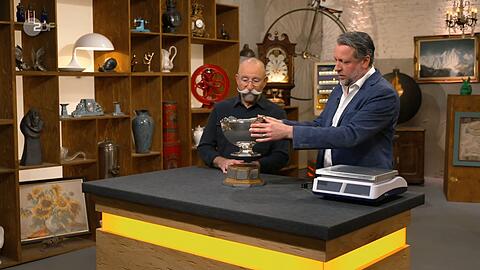 "Das ist aber mal sehr sch&ouml;n!", begeisterte sich Horst Lichter (lichts) f&uuml;r einen Pokal, der am Dienstag bei "Bares f&uuml;r Rares" angeboten wurde.