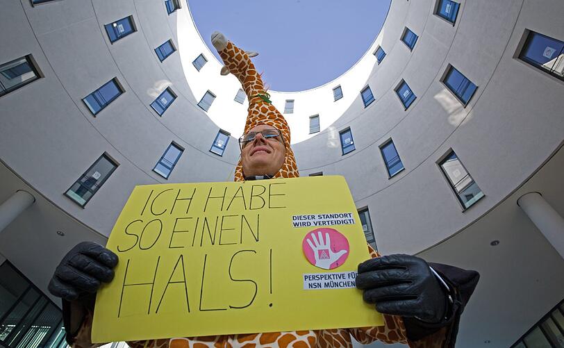 Beschäftigte von Nokia Siemens Networks folgten am Faschingsdienstag dem Aufruf der IG Metall, gegen die Standort-Schließung zu protestieren.
