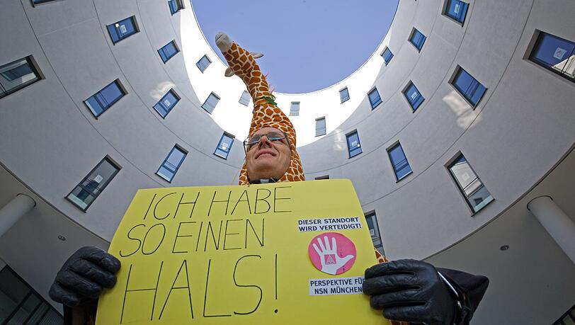 Beschäftigte von Nokia Siemens Networks folgten am Faschingsdienstag dem Aufruf der IG Metall, gegen die Standort-Schließung zu protestieren. Beschäftigte von Nokia Siemens Networks folgten am Faschingsdienstag dem Aufruf der IG Metall, gegen die Standort-Schließung zu protestieren.