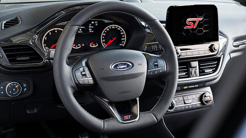 Das Sportlenkrad des Fiesta ST ist unten abgeflacht, die Zahl der Bedienelemente wurde stark reduziert.