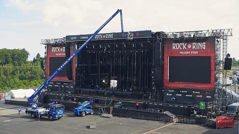 Bühnenarbeiter bauen die Hauptbühne des Musikfestivals "Rock am Ring" um. Das Musikfestival wird nach der Unterbrechung wegen eines Terroralalarms jetzt fortgesetzt.
