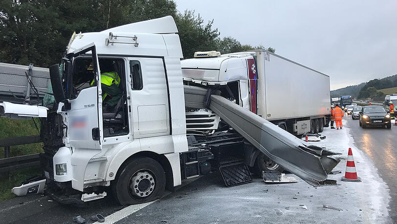Die Bilder vom spektakulären Unfall auf der A9. Die Bilder vom spektakulären Unfall auf der A9.