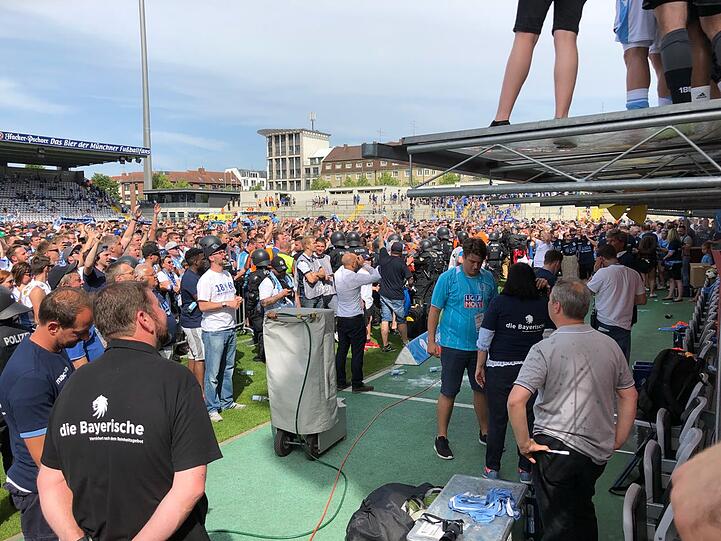 Was für eine Party: Die Fans des TSV 1860 fluten das Grünwalder Stadion.
