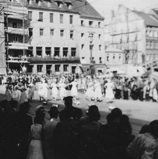 Trachtenzug 1950: Zu sehen sind Spatenhaus und Baracken in der Residenzstraße.