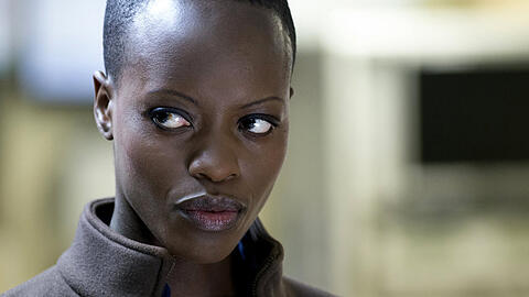 Die Wissenschaftlerin Saunders (Florence Kasumba) sagt nicht die ganze Wahrheit
