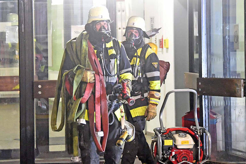 Das Feuer brach im 5. Stock der Unterkunft aus - das Gebäude musste teilweise evakuiert werden. Die Bilder vom Feuerwehreinsatz.