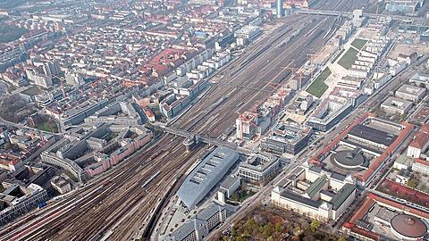 Eine Luftaufnahme aus dem Jahr 2010 mit dem Zentralen Busbahnhof vorne an der Trasse, dahinter werden Bürogebäude hochgezogen, in denen heute zum Beispiel Google sitzt. Die grünen Flächen im Hintergrund sind der Arnulfpark.