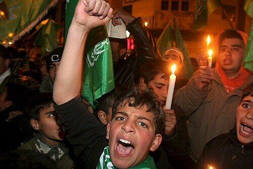 Jugendliche Hamas-Anhänger protestierten in Hebron gegen die Abriegelung des Gaza-Streifens