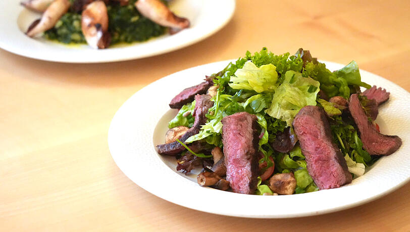 Das hat die AZ für Sie probiert: Roastbeef-Salat "Cila Livada" (13,90 Euro) und die Calamari aus der Pfanne "Mirno More" (16,90 Euro). Das hat die AZ für Sie probiert: Roastbeef-Salat "Cila Livada" (13,90 Euro) und die Calamari aus der Pfanne "Mirno More" (16,90 Euro).