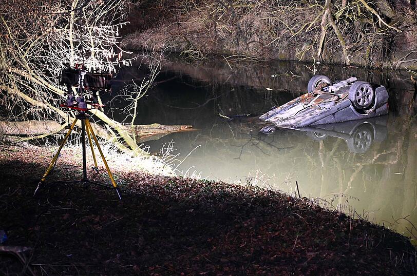 Betrunken auf dem Heimweg von der Disko Auto in der Vils versenkt, beide Insassen können sich noch selber retten, Eberspoint, B388, Markt Velden/Vils, 11.03.2023   ca. 3.35 Uhr

In der Nacht von Freitag auf Samstag befuhr der 21-jährige Fahrer eines Opel die Kreisstraße LA1 von Eberspoint (Lkr. Landshut) in Richtung der Bundesstraße 388. Dort überfuhr der Fahrer zunächst eine Verkehrsinsel und übersah dabei offensichtlich aufgrund seiner deutlichen Alkoholisierung das Ende der Kreisstraße, überfuhr die Bundesstraße und prallte in eine am Vilsufer stehende Eiche. Diese wurde durch die Wucht des Aufpralls gefällt, der bereits mit Sommerreifen versehene PKW flog in die dortige Vils. Die 19- jährige Beifahrerin sowie der Fahrer konnten sich selbstständig aus dem auf dem Dach liegenden Wrack retten und wurden im weiteren Verlauf vom Helfer vor Ort aus Velden/Vils versorgt, ehe sie vom Rettungsdienst in ein naheliegendes Krankenhaus eingeliefert werden konnten. 

Die alarmierten Feuerwehren aus Eberspoint und Velden/Vils leuchteten zunächst die Unfallstelle aus und richteten eine Teilsperrung der Bundesstraße ein. 

Aufwendig gestaltete sich die Bergung des Unfallwracks, da zunächst Sträucher und Bäume von den alarmierten Feuerwehren entfernt werden mussten, um eine Zugänglichkeit zum Wrack zu haben. Im weiteren Einsatzverlauf wurde der PKW dann mittels Kran aus der Vils gehoben. Da bei dem Unfall auch Betriebsstoffe in die Vils gelangten, wurden durch die Feuerwehr zwei Ölsperren eingesetzt, um den Umweltschaden zu minimieren. 

Im weiteren Einsatzverlauf brachte die Freiwillige Feuerwehr Vilsbiburg noch ein Fließ an die Einsatzstelle um den Ölteppich innerhalb der Vils aufzunehmen. Ein Vertreter des Wasserwirtschaftsamt machte sich ein Bild vor Ort und entschied, dass die Ölsperren nun die nächsten Tage im Wasser verbleiben. 

Die Polizeiinspektion Vilsbiburg nahm den Verkehrsunfall und die weiteren Ermittlungen auf, das Fahrzeug erlitt wirtschaf