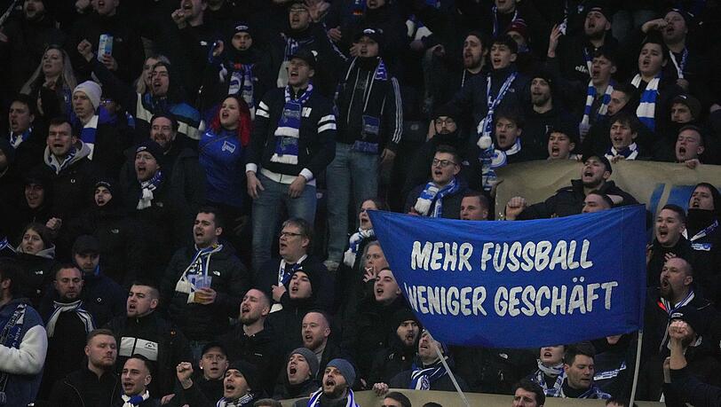 Hertha-Fans zeigen ein Transparent mit der Aufschrift "Mehr Fussball weniger Geschäft". Das Spiel gegen den HSV war wegen eines Protests lange unterbrochen.