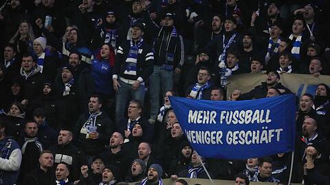 Hertha-Fans zeigen ein Transparent mit der Aufschrift "Mehr Fussball weniger Geschäft". Das Spiel gegen den HSV war wegen eines Protests lange unterbrochen.