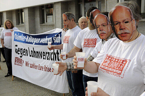 Mitarbeit demonstrieren bei der Daimler-Hauptversammlung für ihre Arbeitsplätze