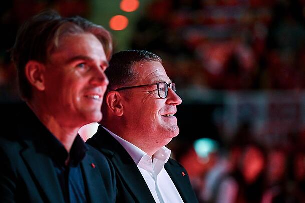 Bayerns Sportdirektor Christoph Freund (l) und Sportvorstand Max Eberl durften sich über viel Beifall freuen.