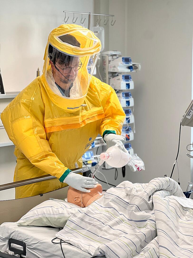 Ein Mitarbeiter bei der Schulung: Gearbeitet wird im Ganzk&ouml;rper-Schutzanzug.