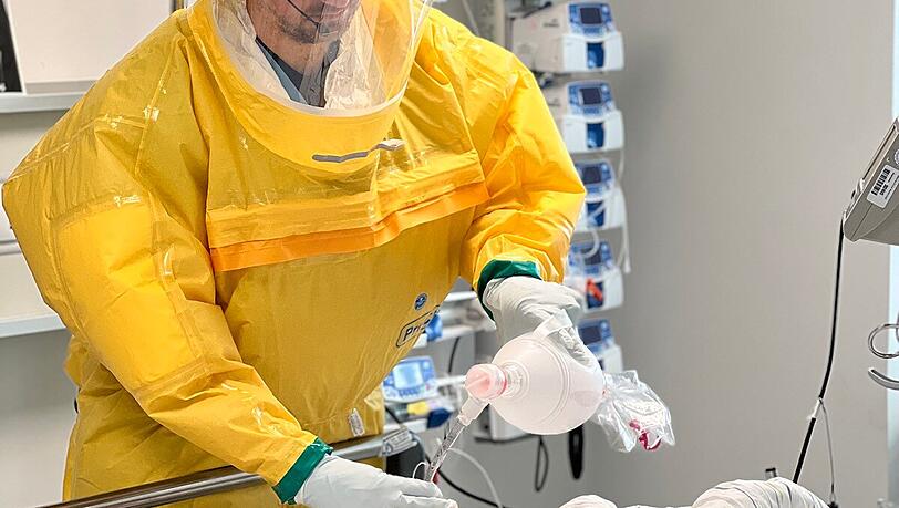 Ein Mitarbeiter bei der Schulung: Gearbeitet wird im Ganzk&ouml;rper-Schutzanzug.