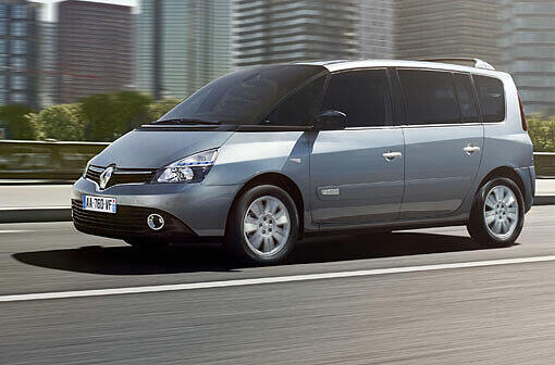 Frische Front: Der Renault Espace trägt das neue Markengesicht. Im Zuge der Modellpflege sind auch die Motoren sparsamer geworden.