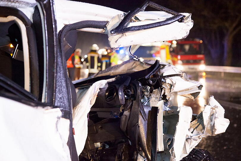 Schlimmer Unfall auf der B2: 3 Tote und ein schwer Verletzter.