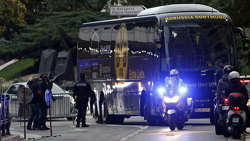 Beim Rückspiel in Monaco wurde der Mannschaftsbus des BVB schwerst bewacht.