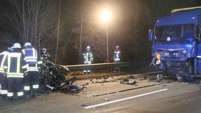 Tödlicher Verkehrsunfall bei Rattenkirchen auf der B 12. Die Bilder von der Unfallstelle.