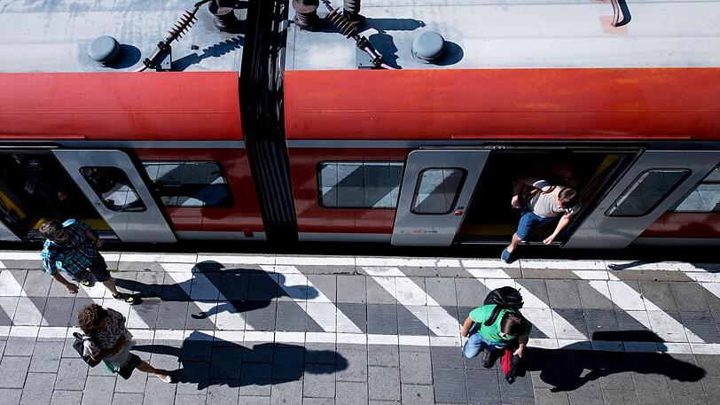 Beim Aussteigen aus der S-Bahn eskaliert eine Fahrschein-Kontrolle. (Symbolbild)