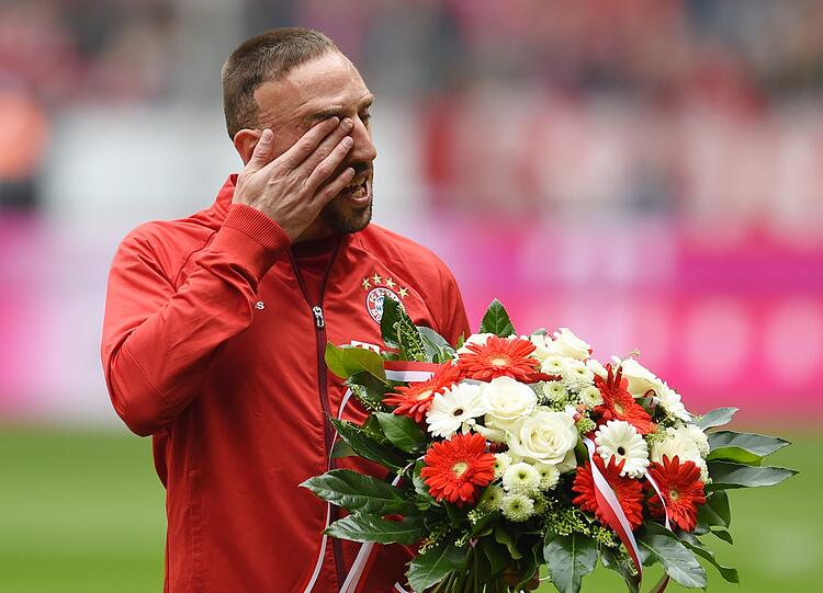 02.04.2016: Ribéry zu Tränen gerührt - Vor seinem 200. Bundesliga-Spiel erhält der Franzose einen Blumenstrauß.