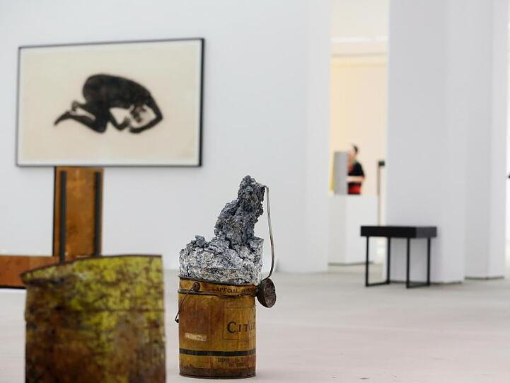 Das Bild "Traum" von Kiki Smith schaut sich am eine Fachbesucherin an. Foto: Roland Weihrauch/Archiv