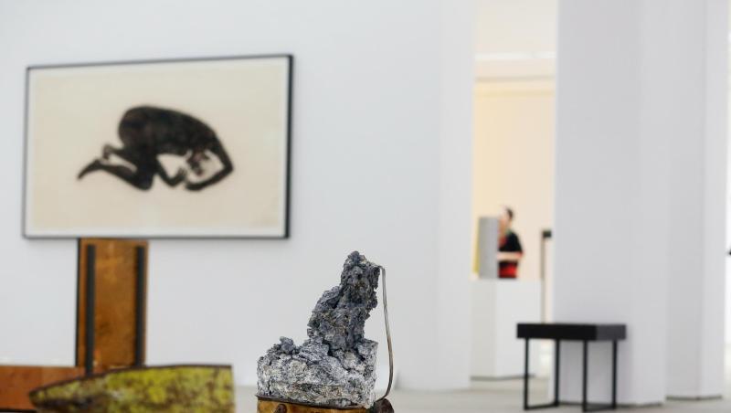 Das Bild "Traum" von Kiki Smith schaut sich am eine Fachbesucherin an. Foto: Roland Weihrauch/Archiv Das Bild "Traum" von Kiki Smith schaut sich am eine Fachbesucherin an. Foto: Roland Weihrauch/Archiv