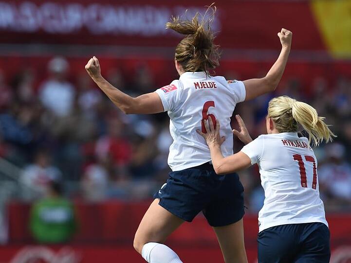 Mit Norwegen zum WM-Auftakt gegen Nigeria gefordert: Spielführerin Maren Mjelde (l).