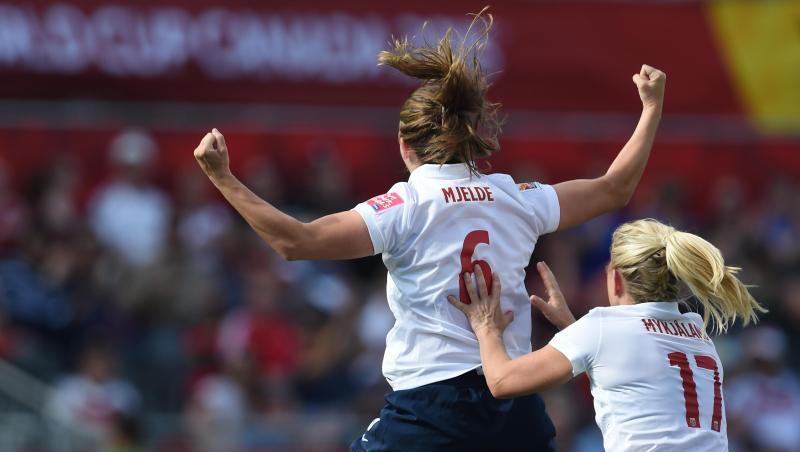 Mit Norwegen zum WM-Auftakt gegen Nigeria gefordert: Spielführerin Maren Mjelde (l). Mit Norwegen zum WM-Auftakt gegen Nigeria gefordert: Spielführerin Maren Mjelde (l).