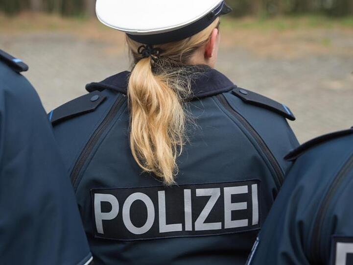 Auf der Jacke einer Auszubildenden ist der Schriftzug "Polizei" zu sehen. Foto: Stefan Sauer/Archiv