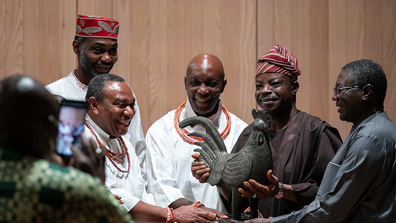 Danach kräht der Hahn sehr wohl: Sarafa Tunji Isola (Zweiter von rechts), nigerianischer Hochkommissar im Vereinigten Königreich, hält neben Prinz Aghatise Erediauwa die 1897 von britischen Kolonialtruppen geplünderte Okukur-Statue in der Hand.