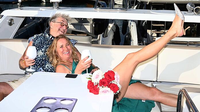 Trauung auf der Yacht: Martin Semmelrogge und seine Frau Regine stoßen fröhlich miteinander an.