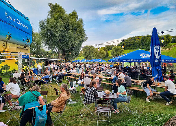 Der Biergarten beim Kino am Olympiasee. Der Biergarten beim Kino am Olympiasee.