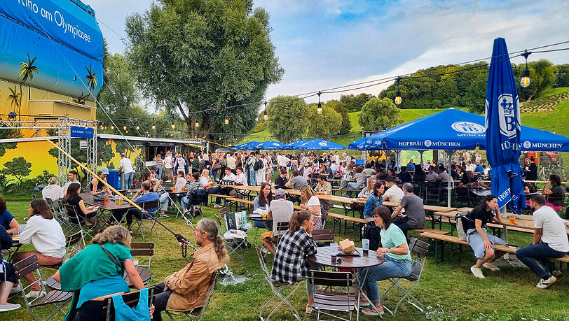 Der Biergarten beim Kino am Olympiasee. Der Biergarten beim Kino am Olympiasee.