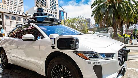 Waymo hat bereits fahrerlose Robotaxis in mehreren US-St&auml;dten. (Archivbild)