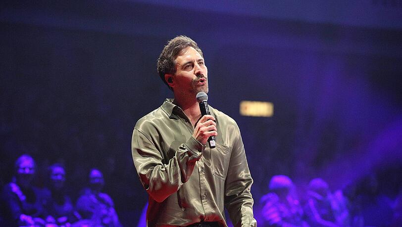 Max Giesinger musste ein Konzert in Thüringen absagen. "Diese Entscheidung ist mir überhaupt nicht leicht gefallen", gestand er in seiner Instagram-Story. Max Giesinger musste ein Konzert in Thüringen absagen. "Diese Entscheidung ist mir überhaupt nicht leicht gefallen", gestand er in seiner Instagram-Story.