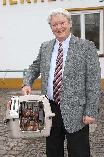 Tierheim-Chef Kurt Perlinger nimmt fünf Hühner bei sich auf.