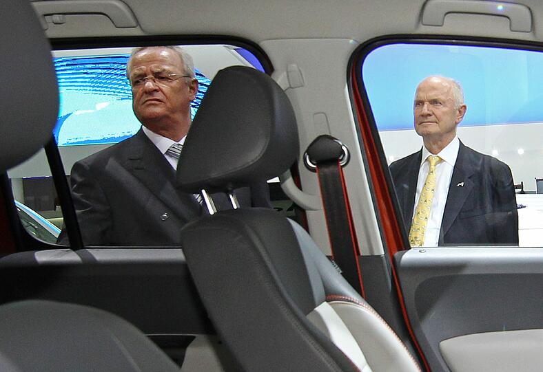 Der Haussegen bei VW hängt derzeit schief: Konzernchef Martin Winterkorn (l.) steht unter Druck, nachdem VW-Aufsichtsratschef Ferdinand Piëch (r.) von ihm abgerückt war.