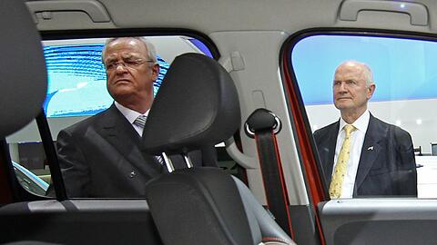 Der Haussegen bei VW hängt derzeit schief: Konzernchef Martin Winterkorn (l.) steht unter Druck, nachdem VW-Aufsichtsratschef Ferdinand Piëch (r.) von ihm abgerückt war.