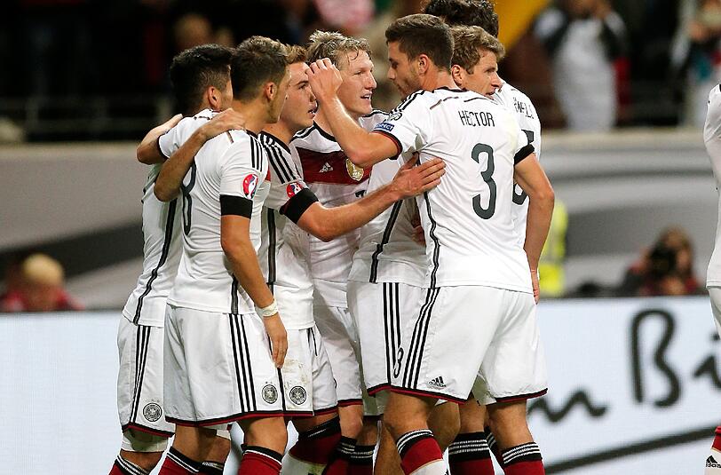 Jubelnde Rudelbildung: Die Deutschen um Schweinsteiger (M.) beim 3:1-Sieg über Polen.