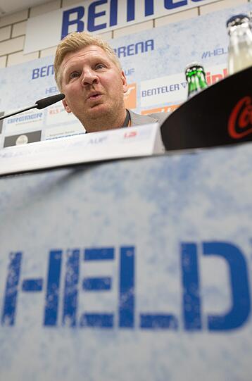 Medienrummel in Paderborn: Stefan Effenberg bei seiner Vorstellung.