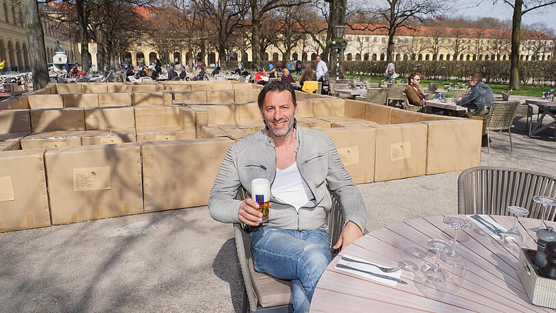 Tambosi-Wirt Ugo Crocamo in seinem Biergarten.