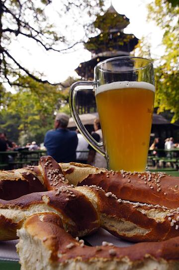 Dabei sind typische Motive, wie dieser Biergarten-Eindruck vom Chinesischen Turm.