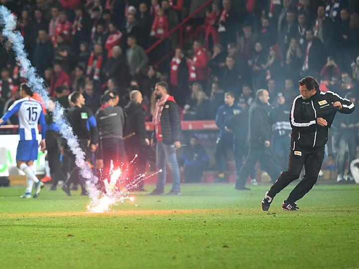 Während des Derbys zwischen Union Berlin und Hertha BSC kam es zu schweren Zwischenfällen.