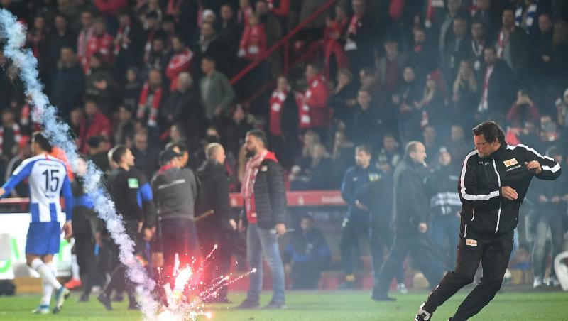 Während des Derbys zwischen Union Berlin und Hertha BSC kam es zu schweren Zwischenfällen. Während des Derbys zwischen Union Berlin und Hertha BSC kam es zu schweren Zwischenfällen.